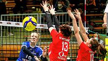 Bei diesem Schmetterball lässt Pauline Kemper (hinten) den Rottenburger Zweierblock ins Leere springen. Sie wurde zur wertvollsten ...