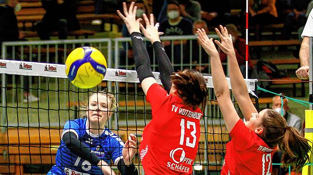 Bei diesem Schmetterball lässt Pauline Kemper (hinten) den Rottenburger Zweierblock ins Leere springen. Sie wurde zur wertvollsten ...