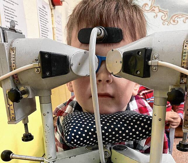 Im Polozker Kindergarten wird derzeit noch ein Synoptophor (Stereoskop) aus den 1980er-Jahren zur Untersuchung der Bewegungs- und ...
