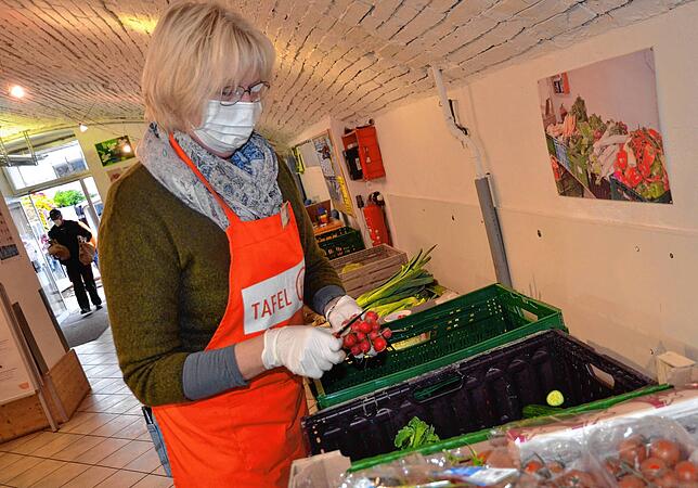 Das Angebot wird dünner: Im Tafelladen am Stadtgraben gibt es immer weniger Spendenlebensmittel zu sortieren.