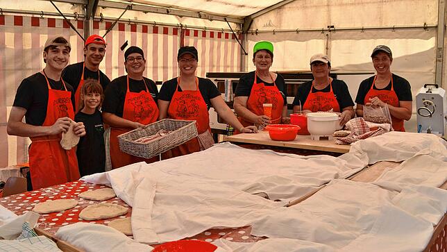 Vereinsmitglieder vom Narrenverein Durbestecher hatten alle Hände voll zu tun um die Waltere-Festgäste zu bedienen. Hier das Team in der ...