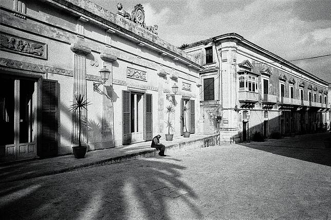 Eines der stärksten Bilder in der aktuellen Ausstellung des italiensch-Schweizer Fotografen Paolo Burlando: Es zeigt seine Szene aus der ...