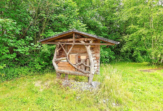 .Ein Insektenhotel bei der Holzbrücke.