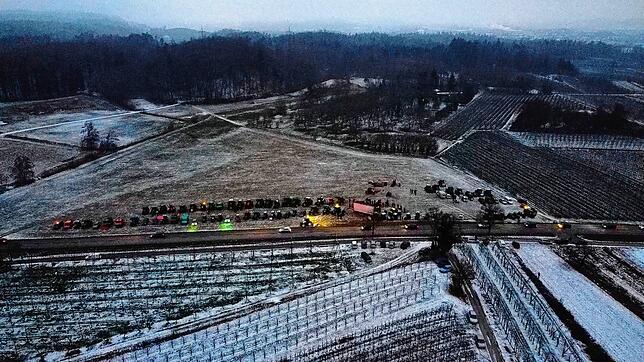 Um kurz nach 16.30 Uhr waren bereits mehr als 80 Traktoren in Ittendorf. Am Ende wurden es weit über 100. Mehr als 300 Landwirte und ...