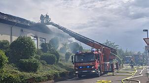 Feuerwehrleute benötigen mehrere Stunden, um den Brand zu löschen.