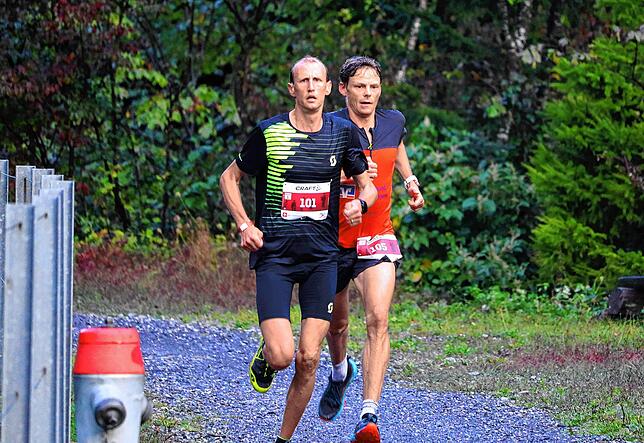 Hier lief noch alles nach Plan bei Kilometer 15: Benedikt Hoffmann hinter dem späteren Zweitplatzierten Stephan Wenk aus der Schweiz.