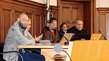 Die beiden Cousins, vorn der 34-Jährige, in der Mitte der 25-Jährige, beim Prozess vor dem Landgericht Rottweil. Zweite von links ist ...