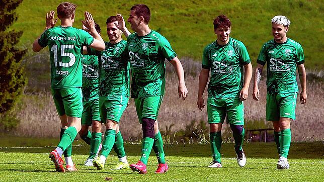 Die Mannschaft des TSV Aach-Linz beim Torjubel (hier im Spiel gegen Owingen-Billafingen).