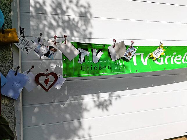Glückwunschkarten, Banner und mehr hingen vor dem Garagentor.