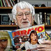 Dr. Martin Goldstein, der in der Jugendzeitschrift Bravo als Dr. Sommer ganze Generationen Jugendlicher aufklärte, beim Blättern in ...
