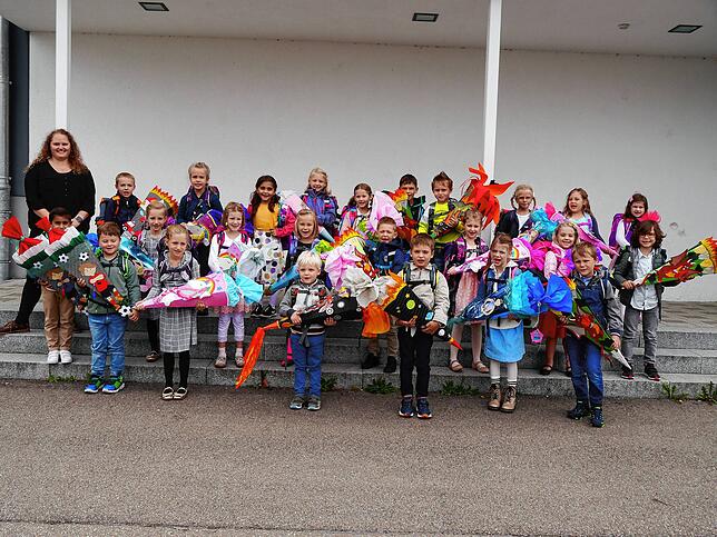 In zwei Klassen der Sophie-Scholl-Schule Krauchenwies wurden 47 Kinder eingeschult. Klasse 1a mit Klassenlehrerin Magdalena Waldvogel.