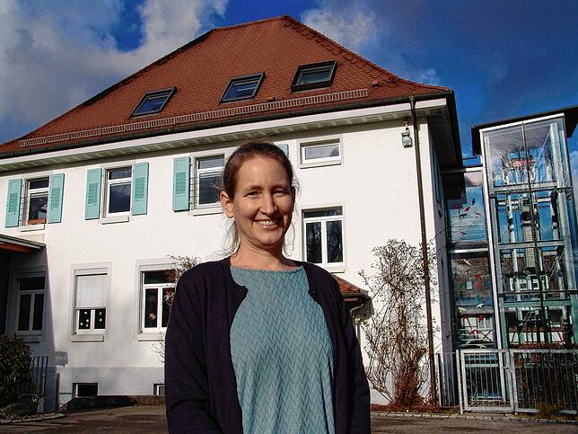 Rektorin Inken Kraft vor „ihrer“ Sonnenbergschule. Die Raumnot ist die größte Herausforderung, die die Schulleiterin in den nächsten ...
