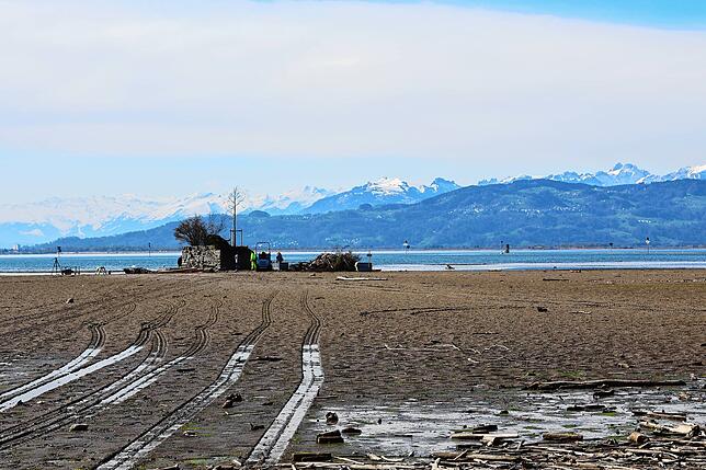 Reifenspuren im verlängerten Bodensee-Ufer: Seit Montag arbeiten die Mitarbeiter der Garten- und Tiefbaubetriebe Lindau an der Insel Hoy.