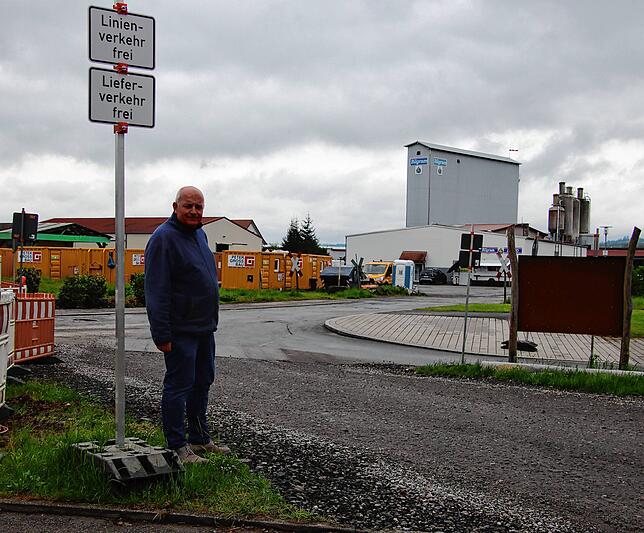 An der Kreuzung ist eine Notstraße eingerichtet, die nach Überzeugung von Karl Schmid auch für den Durchgangsverkehr genutzt werden ...