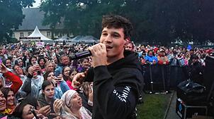 Bild : Wincent Weiss singt vor 4500 Besuchern im Regen