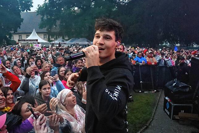 Bild 1: Wincent Weiss singt vor 4500 Besuchern im Regen