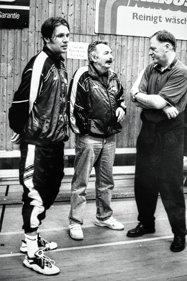Der lässige Co-Trainer Daniel mit seinen Chefs Adolf Frombach und Vater Otto Eblen.
