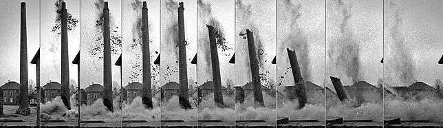 Wenige Sekunden dauerte es, bis der Schornstein gesprengt war und am Boden lag. Dies ist eine Montage der Fotos.
