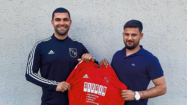 Neuzugang: Torwart Oguz Ozan (rechts, mit Sportchef Kai Schillinger) wechselt vom Landesligisten FSV Rheinfelden zum VfR Bad Bellingen.