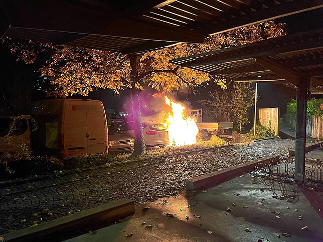 In Spreitenbach brannte in der Halloween-Nacht ein Auto.