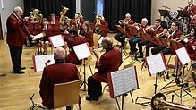 Zum letzten Mal am Taktstock als Dirigent des Musikvereins Mönchweiler: Thomas Riedlinger nimmt mit einem tollen Weihnachtskonzert in ...