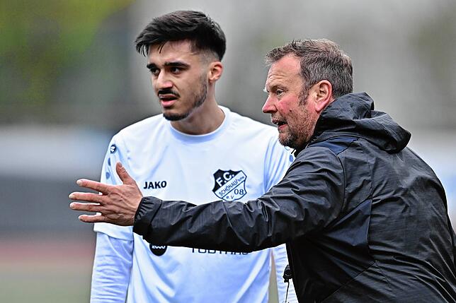 Erfolgsduo: Yasin Demirci, der den Ausgleich gegen den VfR Bad Bellingen erzielte, und Trainer Manfred Knobel, der mit dem FC Schönau ...