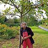 Michael Schopf bei seiner Streuobstwiese in Konstanz-Wollmatingen. Es ärgert ihn, dass immer wieder Obst gestohlen wird.