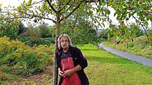Michael Schopf bei seiner Streuobstwiese in Konstanz-Wollmatingen. Es ärgert ihn, dass immer wieder Obst gestohlen wird.