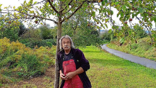 Michael Schopf bei seiner Streuobstwiese in Konstanz-Wollmatingen. Es ärgert ihn, dass immer wieder Obst gestohlen wird.