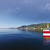 Die rot-weiße Tonne markiert den Bereich der Wasserentnahme des Zweckverbands der Bodenseewasserversorgung im Überlinger See. Etwa 60 ...