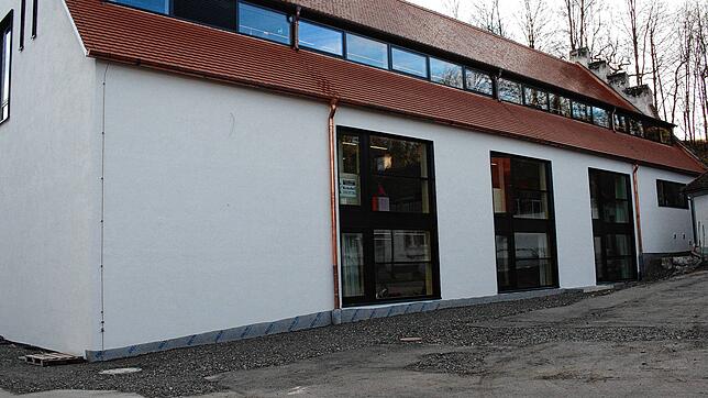 Das Mehrzweckgebäude mit Werkstätten, Lernzentrum und Aula im westlichen Teil des Schlossareals war das letzte Bauprojekt des 22 ...