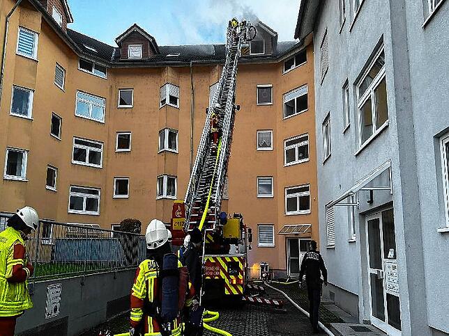 Mit der Drehleiter wurden die Bewohner gerettet.