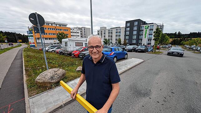 Michael Rebholz an der Schranke zum Gelände der Ärztehaus GmbH und Co KG. Der geschäftsführende Gesellschafter der Organisation muss ...