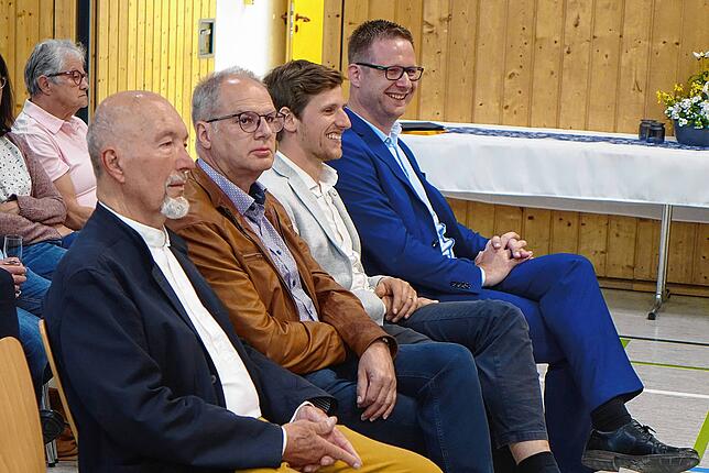 Besuch aus dem benachbarten Sauldorf: Bürgermeister Severin Rommeler (2.v.r.) nimmt zwischen Altbürgermeister Heinrich Güntner (links), ...