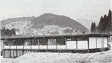 Der Schulpavillon in seiner ursprünglichen Form wurde 1973 eingeweiht. Im Volksmund war ob der Bauweise die Rede vom Pfahlbau.