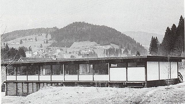 Der Schulpavillon in seiner ursprünglichen Form wurde 1973 eingeweiht. Im Volksmund war ob der Bauweise die Rede vom Pfahlbau.