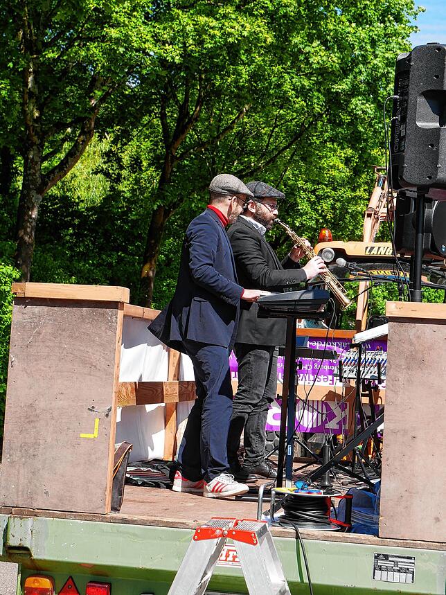 Roman Kuperschmidt (Klarinette und Saxofon) und Georgi Mundrov (Synthesizer) unterhielten die Gäste mit Witz, Charme, Können und einem ...