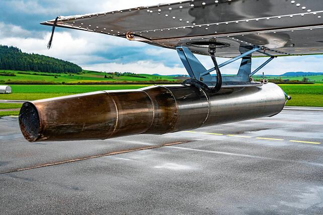 Hagelflieger in Donaueschingen. Hier der Silberjodid-Generator unter der Tragfläche. Bild: Hans-Jürgen Götz