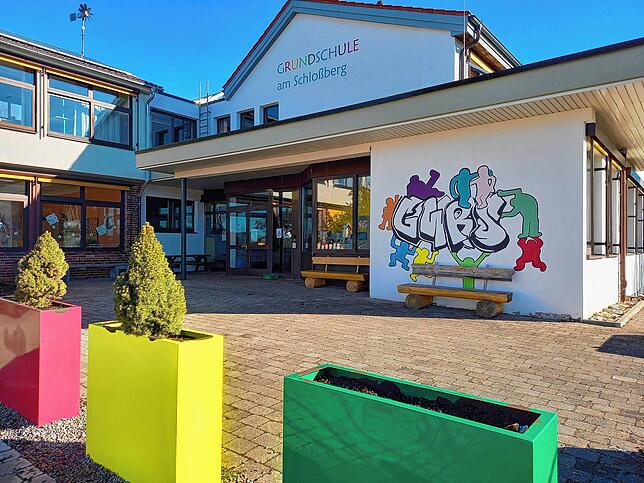 Der Eingang in die Grundschule am Schlossberg. Hier gingen einst 400 Schüler ein und aus. Derzeit sind es noch 54 Grundschüler und 14 ...