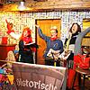 Auf der Lichtblick-Empore: Die &bdquo;3 Mäuse&ldquo; Annika Rössler, Nicola Benz und Conny Rick mit Moderator Uwe Schulz beim etwas ...