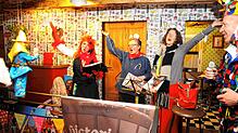 Auf der Lichtblick-Empore: Die &bdquo;3 Mäuse&ldquo; Annika Rössler, Nicola Benz und Conny Rick mit Moderator Uwe Schulz beim etwas ...