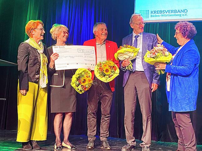 Christa Hasenbrink (Zweite von links) nimmt im November 2023 den Krebsinnovationspreis aus den Händen von Landesmutter Gerlinde ...