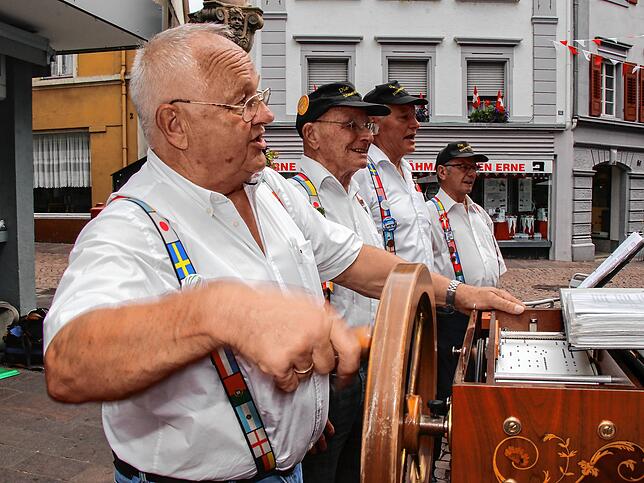 Mit Musik: Die Stammtischler heizten der Fußgängerzone musikalisch ein.