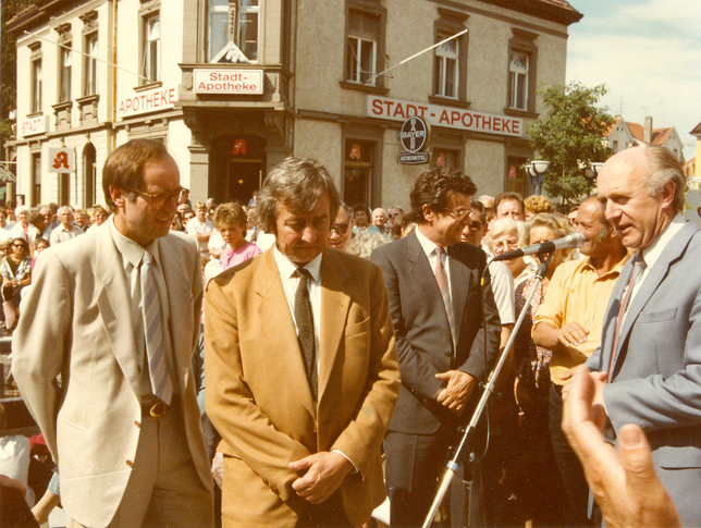 Sparkassendirektor Heinz Troppmann (von links), der Künstler Erich Hauser, der damalige Oberbürgermeister Friedhelm Möhrle und der ...