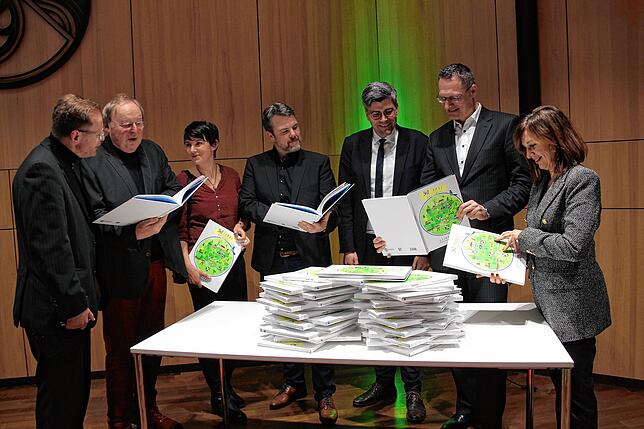 Sie freuen sich auf die Lektüre des Kreisjahrbuchs (von links): Thomas Dörflinger (Autor), Wolfgang Endres (Autor), Johanna Bober ...