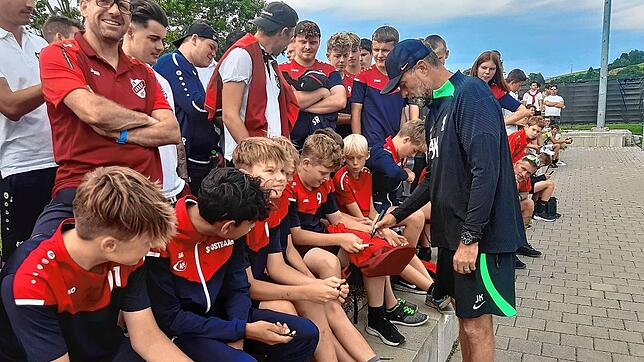 Liverpool-Trainer Jürgen Klopp gibt dem Nachwuchs des SV Aasen im Sommer Autogramme. Schlagen Top-Clubs im Öschberghof ihr Lager auf, ...