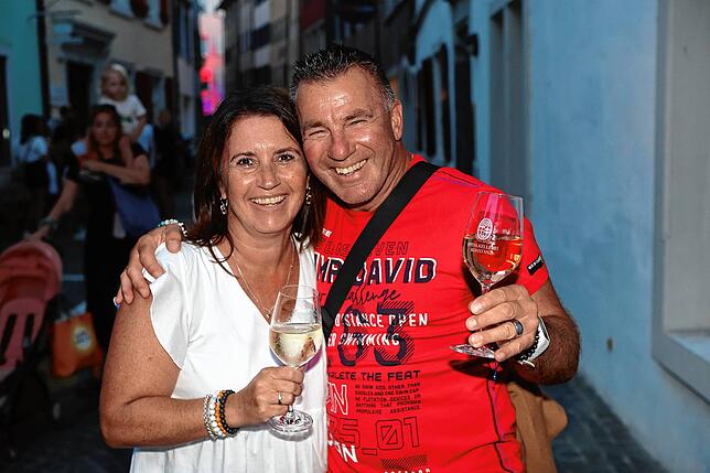 Bild 17: Konstanz: Die Niederburg lädt zum Gassenfreitag und die Besucher tanzen an