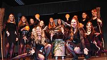 Eine perfekte Bühnenshow boten die Tanzgruppen der Wilderer Untermettingen, wie hier die Wilderer-Frauen mit ihrem Hexentanz.