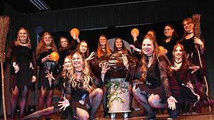 Eine perfekte Bühnenshow boten die Tanzgruppen der Wilderer Untermettingen, wie hier die Wilderer-Frauen mit ihrem Hexentanz.