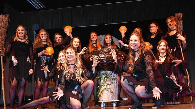 Eine perfekte Bühnenshow boten die Tanzgruppen der Wilderer Untermettingen, wie hier die Wilderer-Frauen mit ihrem Hexentanz.